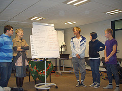 Schüler/innen mit ihren Notizen zu Tonio Kröger an einem Whiteboard