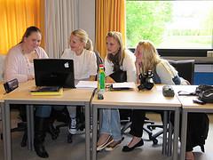 Am PC arbeitende Schülerinnen