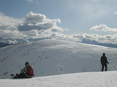 Wolkenpanorama über winterlicher Berglandschaft